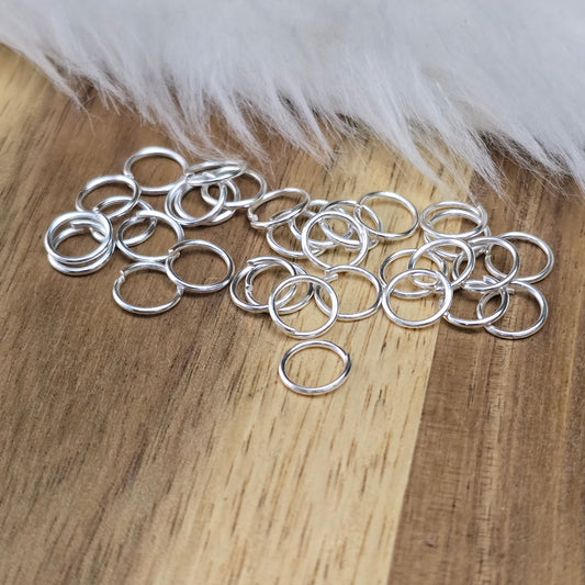 Das Bild zeigt 30  offene Biegeringe in versilbert mit einem Durchmesser von 7mm. Die Verbindungsringe sind ein unverzichtbares Zubehör für die Schmuckherstellung. Ideal um Charms und Verschlüsse zuverlässig zu befestigen.