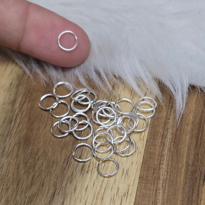 Das Bild zeigt 30  offene Biegeringe in versilbert mit einem Durchmesser von 7mm. Die Verbindungsringe sind ein unverzichtbares Zubehör für die Schmuckherstellung. Ideal um Charms und Verschlüsse zuverlässig zu befestigen.