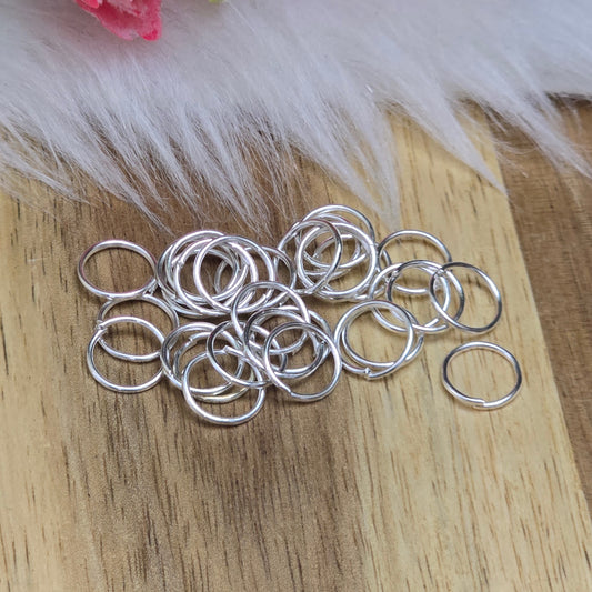 Das Bild zeigt 30 offene Biegeringe in versilbert mit einem Durchmesser von 8mm. Die Verbindungsringe sind ein unverzichtbares Zubehör für die Schmuckherstellung. Ideal um Charms und Verschlüsse zuverlässig zu befestigen.