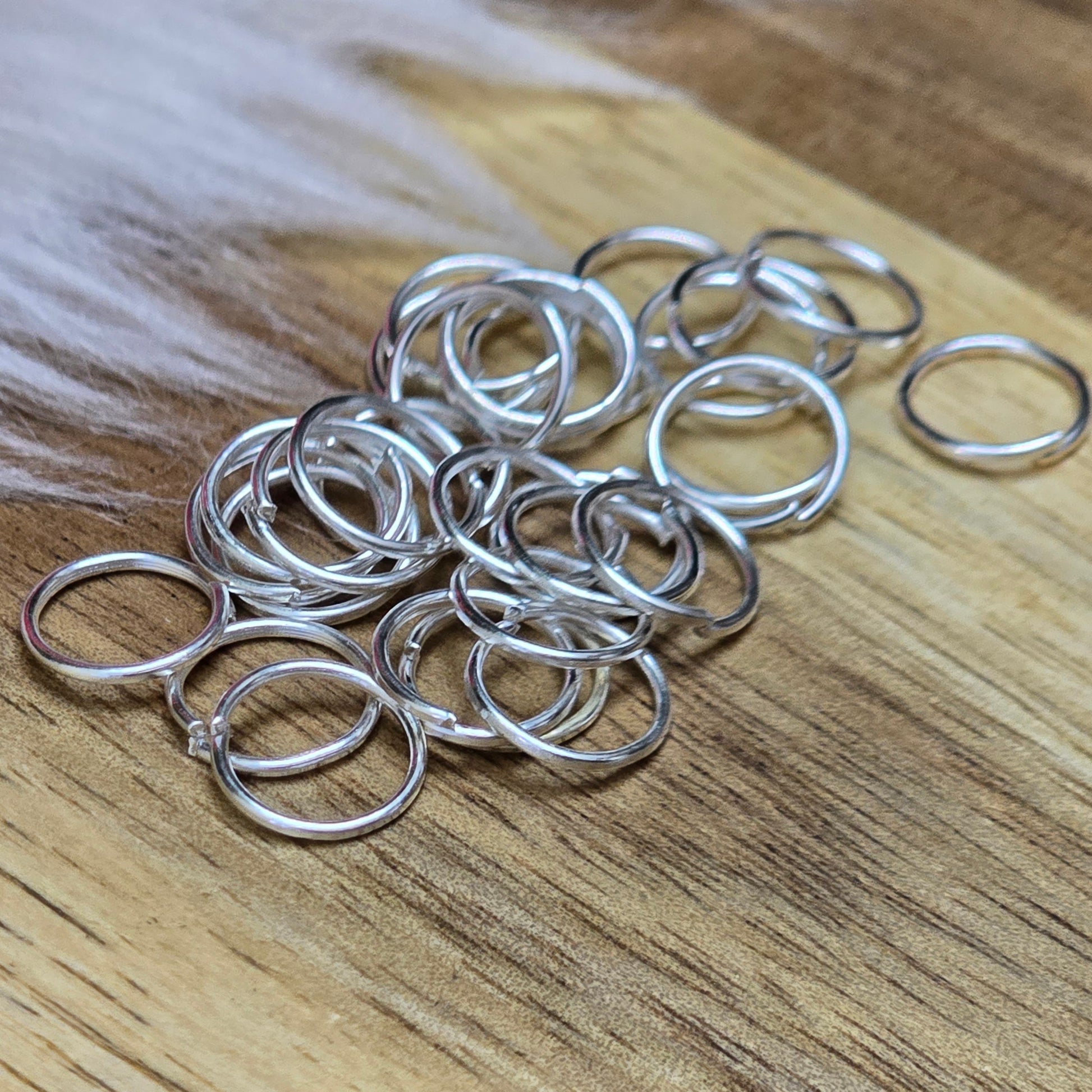 Das Bild zeigt 30 offene Biegeringe in versilbert mit einem Durchmesser von 8mm. Die Verbindungsringe sind ein unverzichtbares Zubehör für die Schmuckherstellung. Ideal um Charms und Verschlüsse zuverlässig zu befestigen.