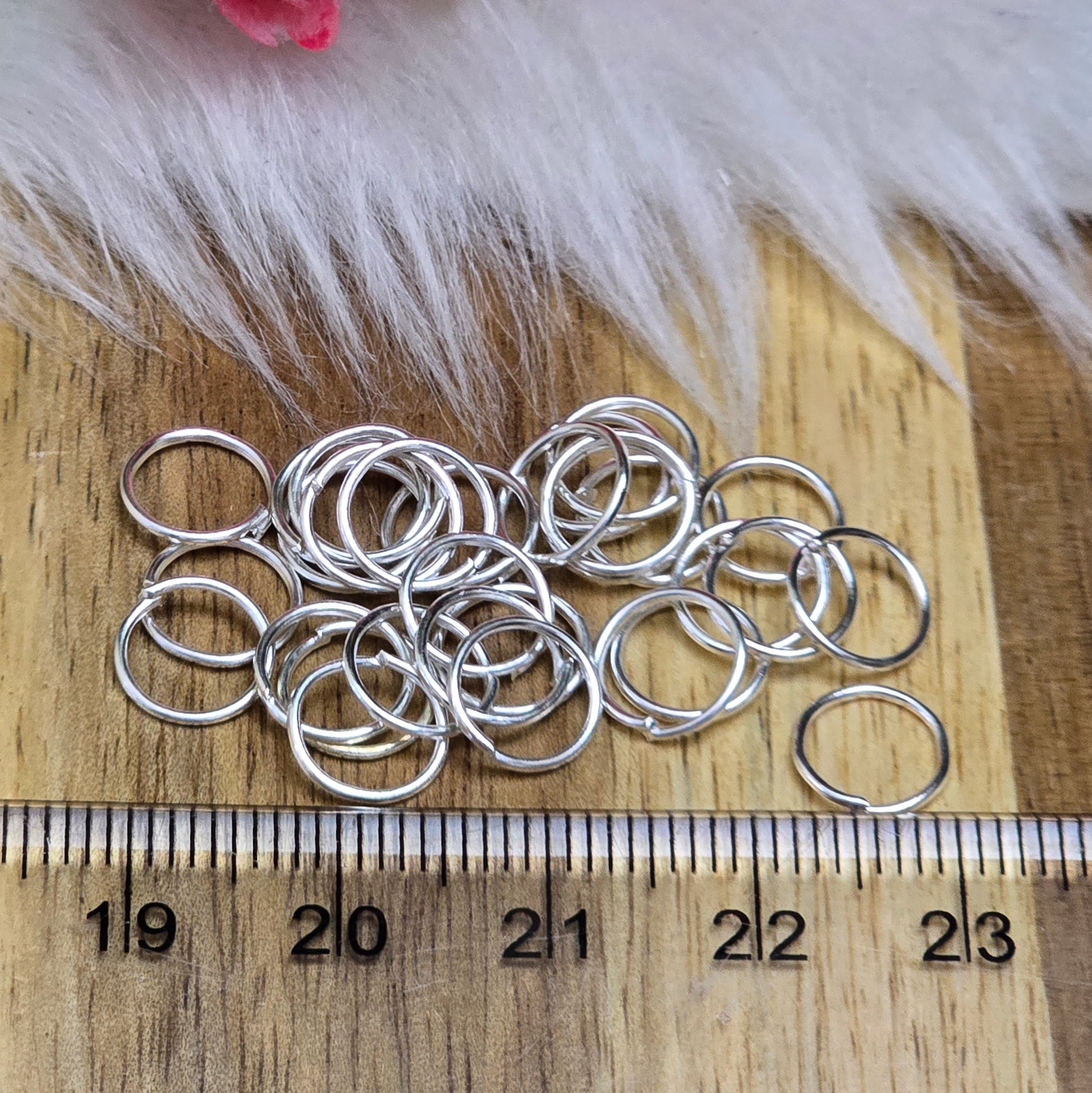 Das Bild zeigt 30 offene Biegeringe in versilbert mit einem Durchmesser von 8mm. Die Verbindungsringe sind ein unverzichtbares Zubehör für die Schmuckherstellung. Ideal um Charms und Verschlüsse zuverlässig zu befestigen.