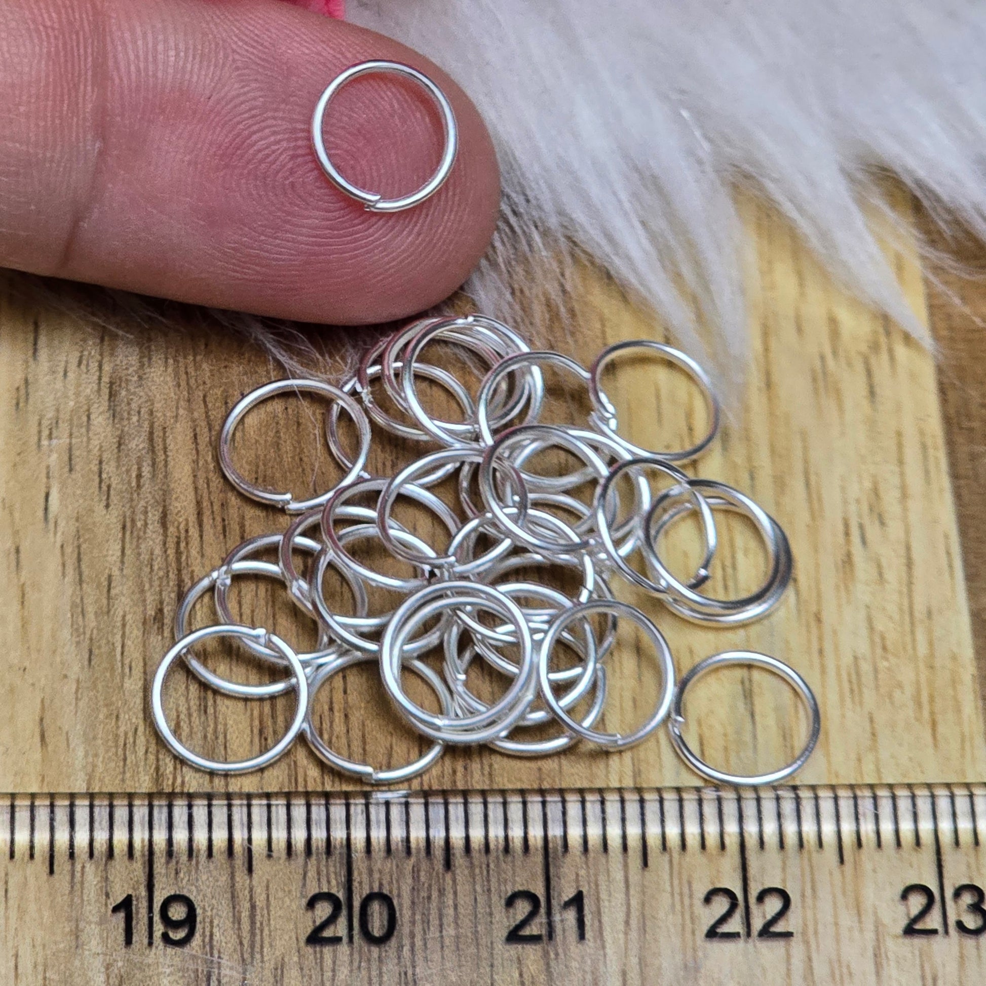 Das Bild zeigt 30 offene Biegeringe in versilbert mit einem Durchmesser von 8mm. Die Verbindungsringe sind ein unverzichtbares Zubehör für die Schmuckherstellung. Ideal um Charms und Verschlüsse zuverlässig zu befestigen.