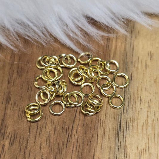 Das Bild zeigt 30 offene Biegeringe in vergoldet mit einem Durchmesser von 4,2mm, ein unverzichtbares Zubehör für die Schmuckherstellung. Ideal um Charms und Verschlüsse zuverlässig zu befestigen.