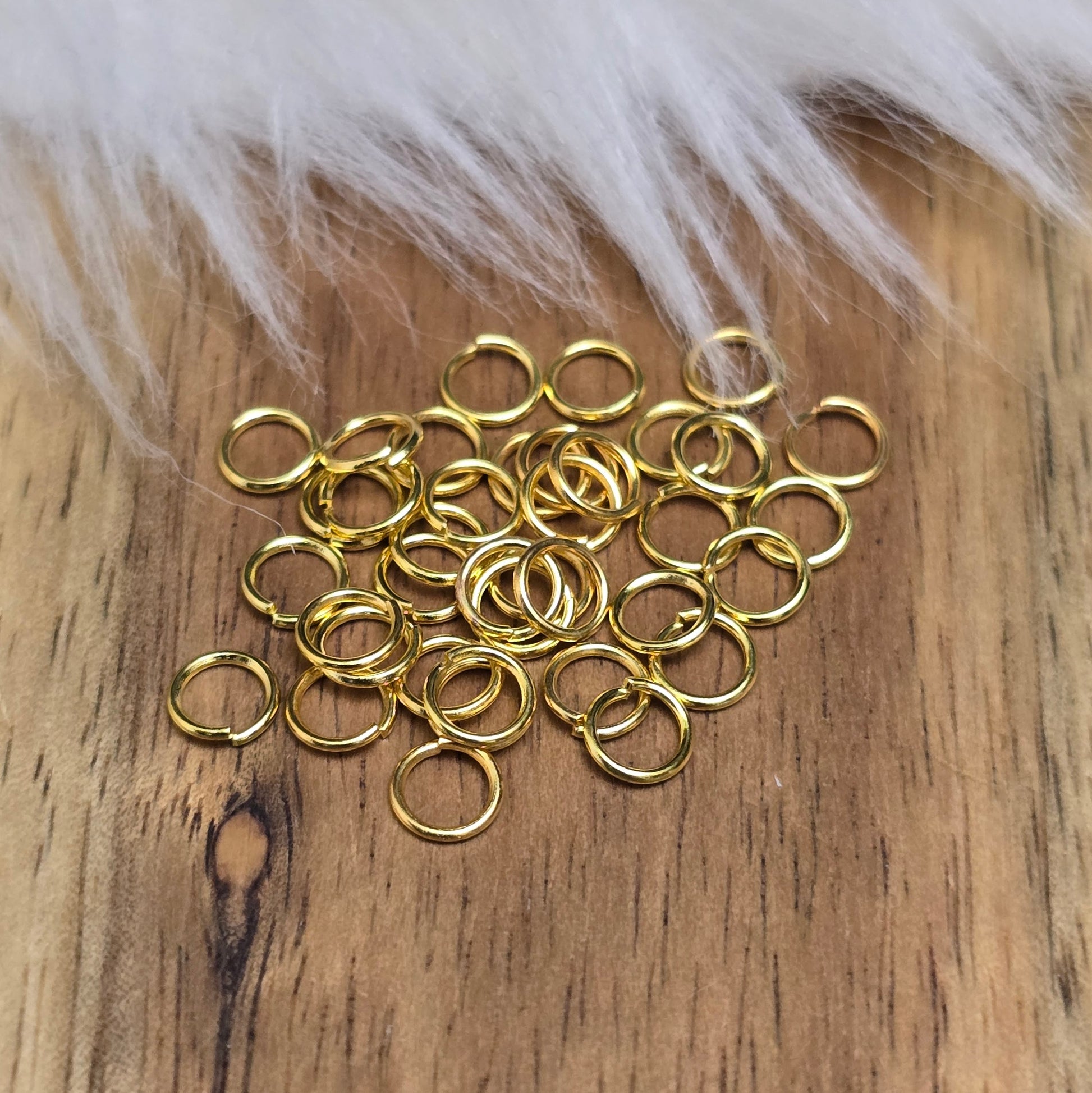 Das Bild zeigt 30 offene Biegeringe in vergoldet mit einem Durchmesser von 4,2mm, ein unverzichtbares Zubehör für die Schmuckherstellung. Ideal um Charms und Verschlüsse zuverlässig zu befestigen.