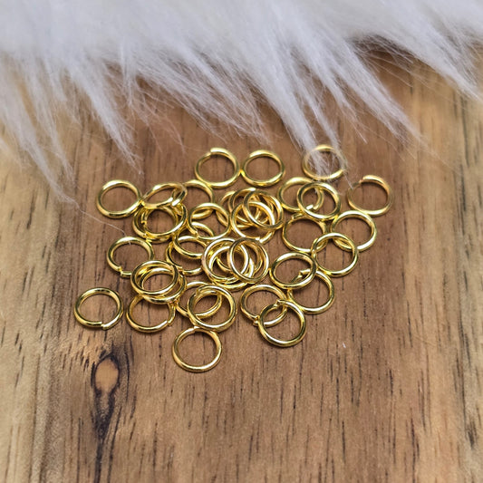 Das Bild zeigt 30 offene Biegeringe in vergoldet mit einem Durchmesser von 4,2mm, ein unverzichtbares Zubehör für die Schmuckherstellung. Ideal um Charms und Verschlüsse zuverlässig zu befestigen.
