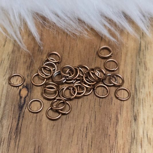 Das Bild zeigt 30 offene Biegeringe antik kupferfarbig mit 4,2mm Durchmesser, perfekt für die Schmuckherstellung. Sie eignen sich hervorragend als Anhängerösen für Kettenanhänger oder als Verbindungsringe in verschiedenen Designs.