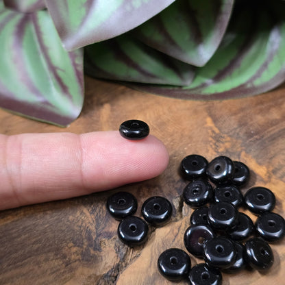 40 Glasperlen in Rädchenform, schwarz opak, ca. 8 mm – vielseitiges DIY-Schmuckzubehör für Ketten, Armbänder, Ohrschmuck und kreative Projekte.