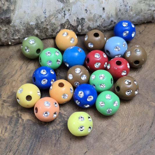 40 bunte Acrylperlen im Strasslook, 10mm. Die Perlen haben eine glänzende Oberfläche und lebendige Farben. Perfekt für Schmuck, Makramee oder Dekorationen. Mit großem Fädelloch für einfaches Auffädeln auf Bänder oder Schnüre.