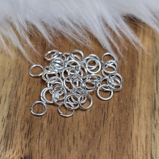Das Bild zeigt 40 offene Biegeringe in versilbert mit einem Durchmesser von 4,2mm, ein unverzichtbares Zubehör für die Schmuckherstellung. Ideal um Charms und Verschlüsse zuverlässig zu befestigen.