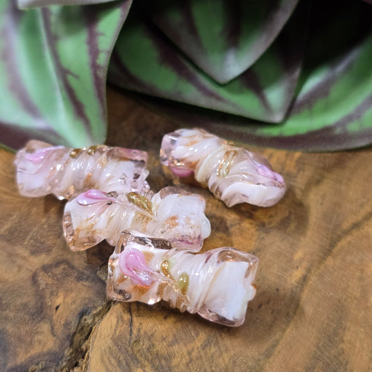 4 handgefertigte Glasperlen in gedrehter Walzenform (21mm), Rosa mit Röschen & Glitzer – ideal für romantische Schmuckprojekte & Vintage-Designs.