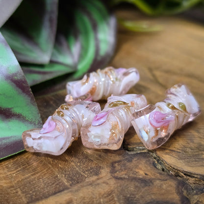 4 handgefertigte Glasperlen in gedrehter Walzenform (21mm), Rosa mit Röschen & Glitzer – ideal für romantische Schmuckprojekte & Vintage-Designs.