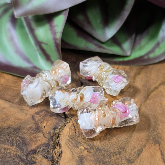 4 handgefertigte Glasperlen in gedrehter Walzenform (21mm), klar mit weißem Kern, Röschen & Glitzer – perfekt für romantischen DIY-Schmuck.