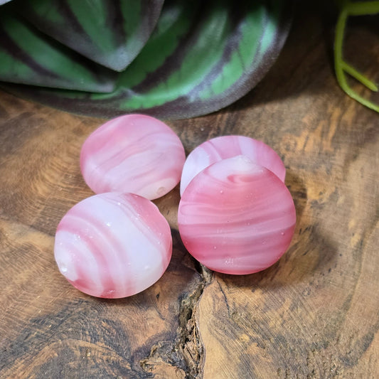 4 runde Glasperlen, Münzform, 19 mm – Rosa/Weiß in marmorierter Jelly-Optik, matt. Handgefertigt & perfekt für DIY-Schmuck und kreative Projekte.
