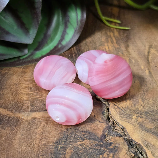4 runde Glasperlen, Münzform, 19 mm – Rosa/Weiß in marmorierter Jelly-Optik, matt. Handgefertigt & perfekt für DIY-Schmuck und kreative Projekte.


