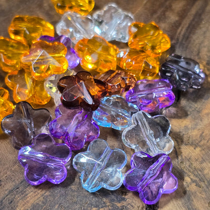 50 Acrylperlen in Blumenform, facettiert, 13 mm, transparenter Farbmix – perfekt für Schmuckdesign, Streudeko und kreative DIY-Projekte. 