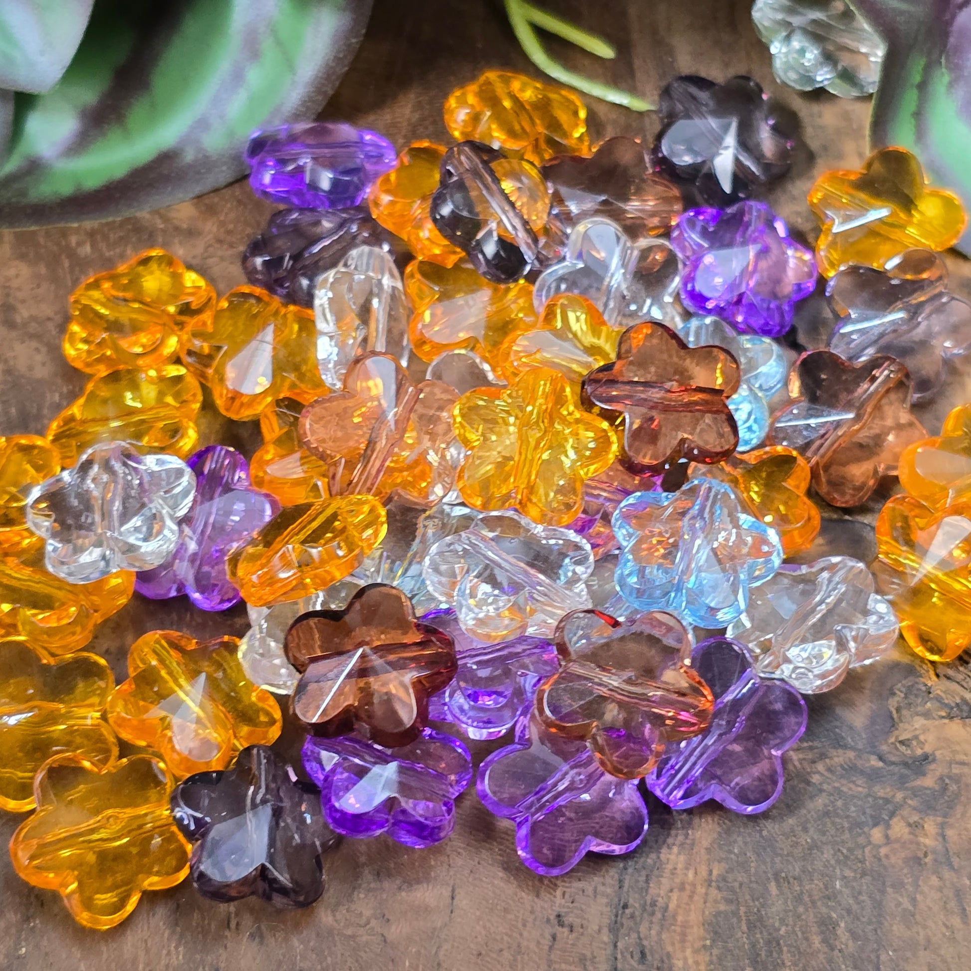 50 Acrylperlen in Blumenform, facettiert, 13 mm, transparenter Farbmix – perfekt für Schmuckdesign, Streudeko und kreative DIY-Projekte. 