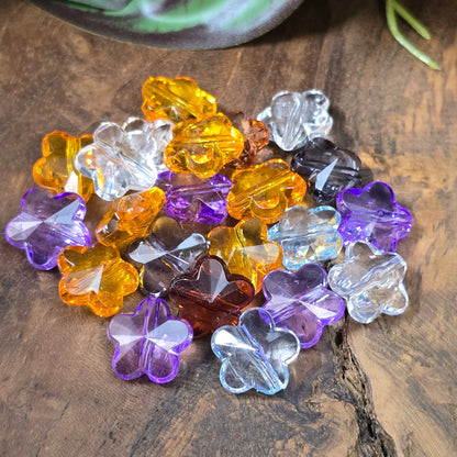50 Acrylperlen in Blumenform, facettiert, 13 mm, transparenter Farbmix – perfekt für Schmuckdesign, Streudeko und kreative DIY-Projekte. 