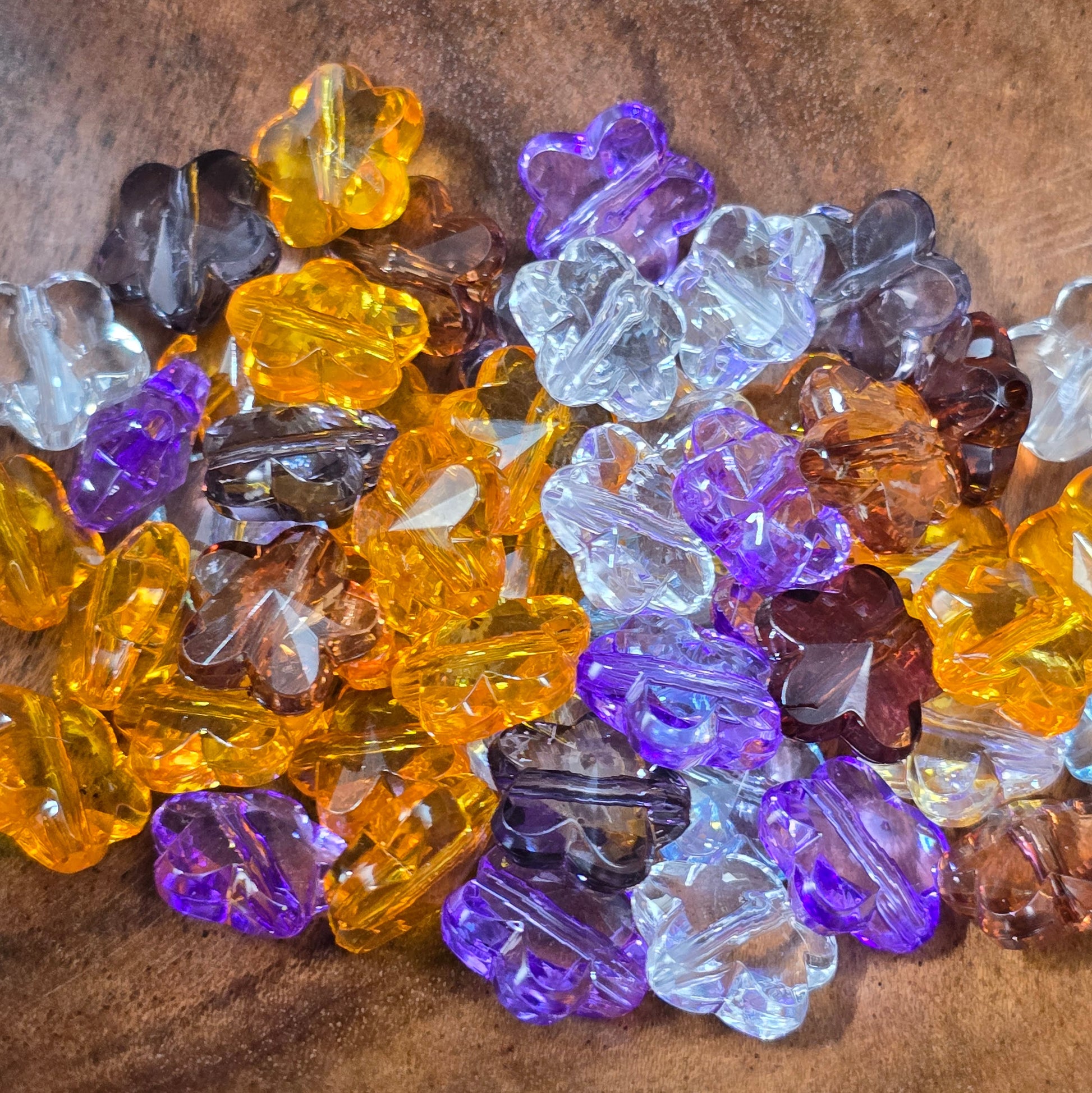 50 Acrylperlen in Blumenform, facettiert, 13 mm, transparenter Farbmix – perfekt für Schmuckdesign, Streudeko und kreative DIY-Projekte. 