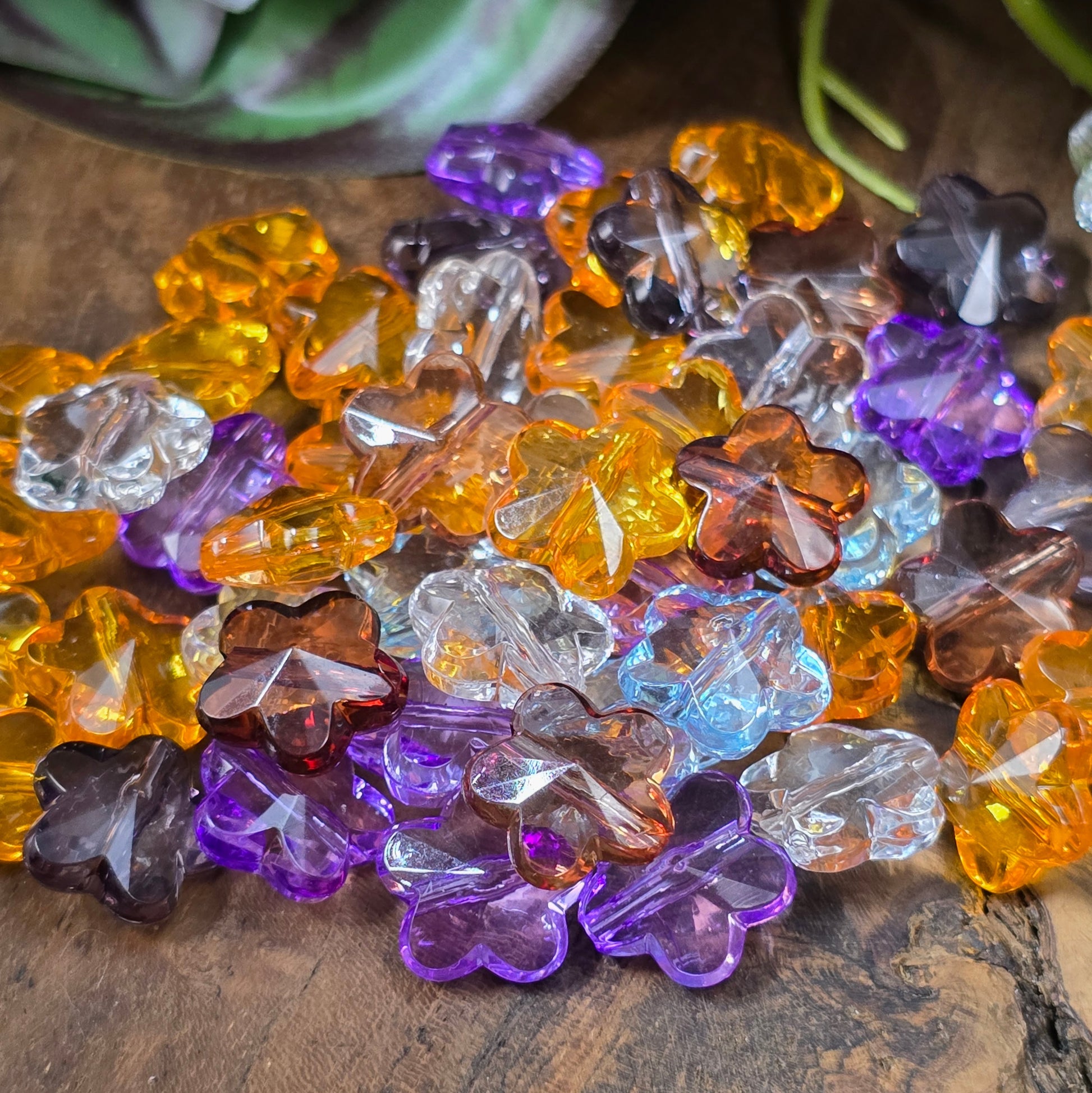 50 Acrylperlen in Blumenform, facettiert, 13 mm, transparenter Farbmix – perfekt für Schmuckdesign, Streudeko und kreative DIY-Projekte. 