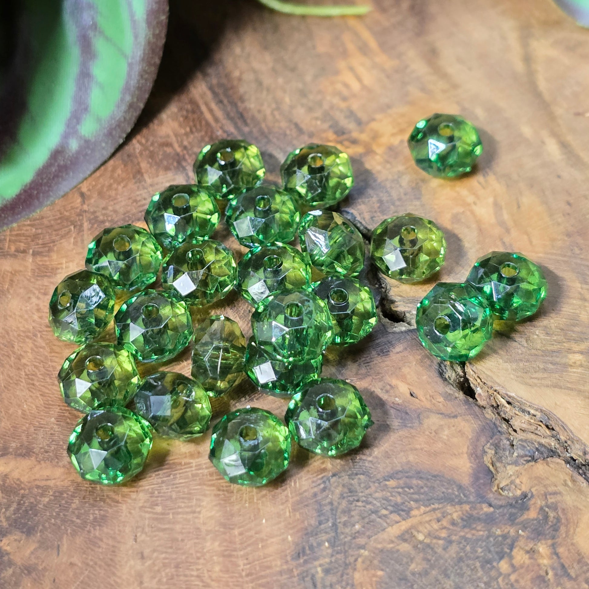 50 facettierte Acrylperlen in Ufoform – ideal für leichten, funkelnden DIY-Schmuck. In 5 Farben. Kristalloptik für kleines Budget! - Grün