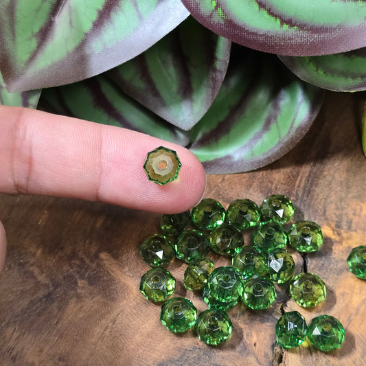 50 facettierte Acrylperlen in Ufoform – ideal für leichten, funkelnden DIY-Schmuck. In 5 Farben. Kristalloptik für kleines Budget! - Grün
