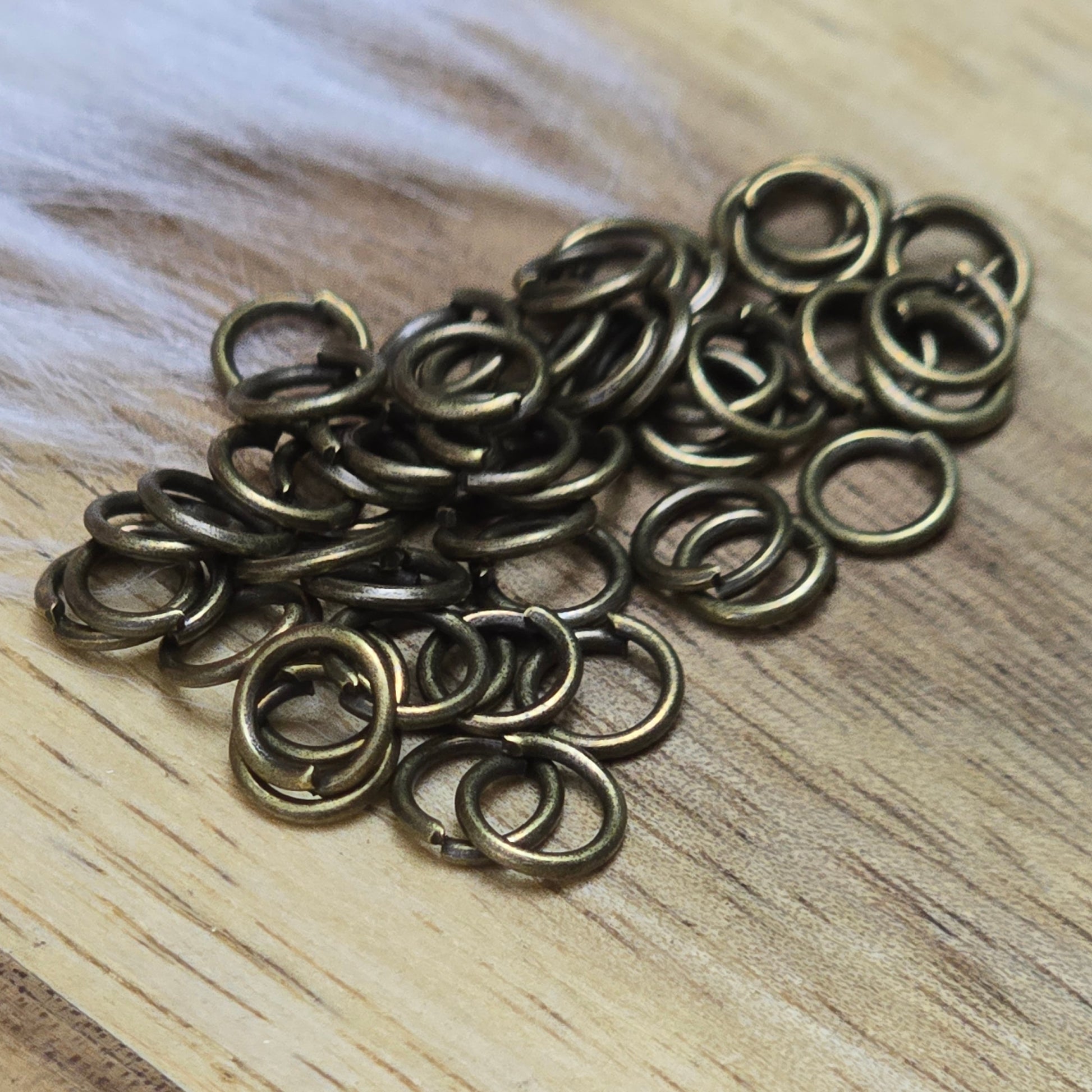 Das Bild zeigt 50 offene Biegeringe in antik bronzefarbig mit einem Durchmesser von 5mm. Die Verbindungsringe sind ein unverzichtbares Zubehör für die Schmuckherstellung. Ideal um Charms und Verschlüsse zuverlässig zu befestigen.