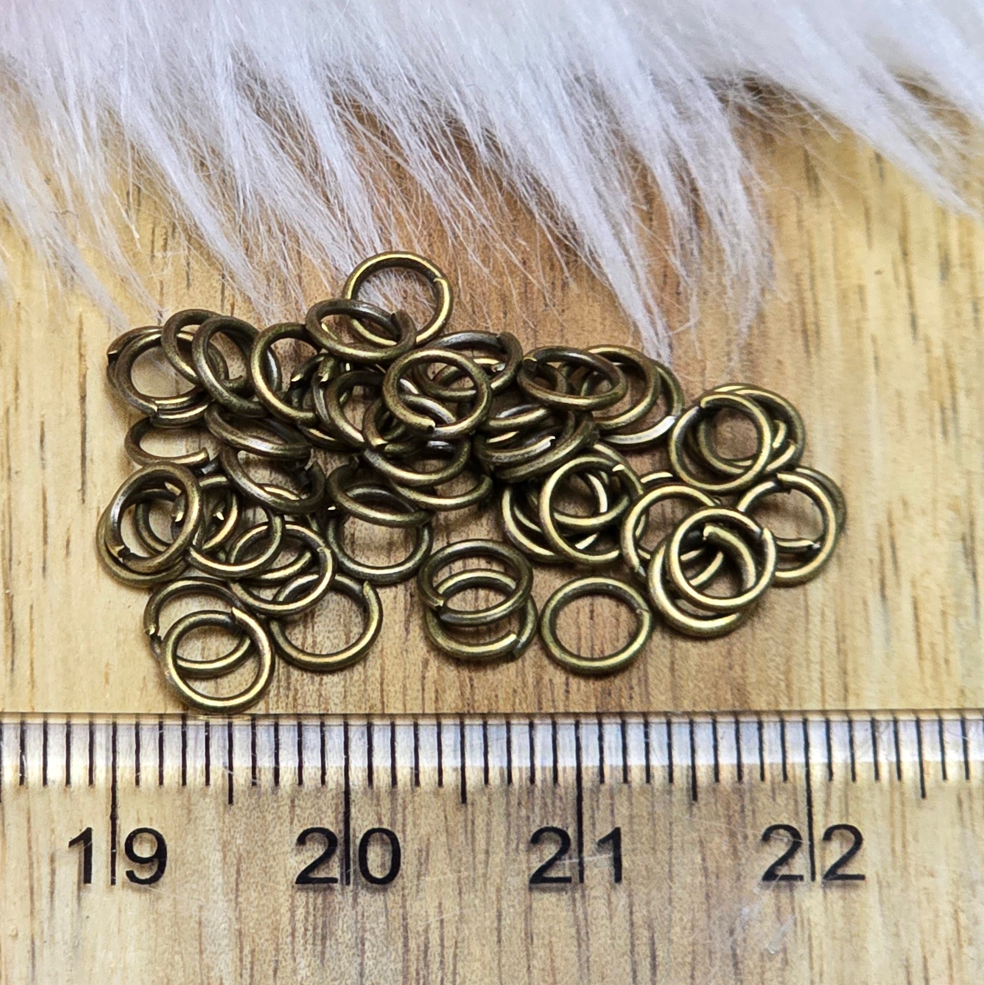 Das Bild zeigt 50 offene Biegeringe in antik bronzefarbig mit einem Durchmesser von 5mm. Die Verbindungsringe sind ein unverzichtbares Zubehör für die Schmuckherstellung. Ideal um Charms und Verschlüsse zuverlässig zu befestigen.