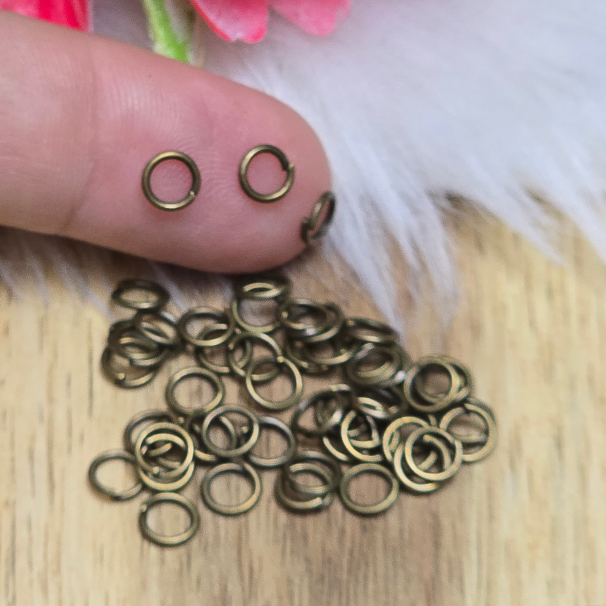 Das Bild zeigt 50 offene Biegeringe in antik bronzefarbig mit einem Durchmesser von 5mm. Die Verbindungsringe sind ein unverzichtbares Zubehör für die Schmuckherstellung. Ideal um Charms und Verschlüsse zuverlässig zu befestigen.
