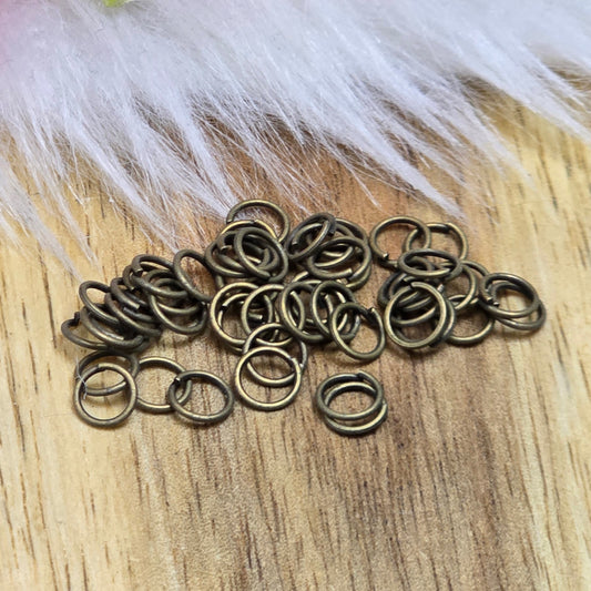 Das Bild zeigt 50 offene Biegeringe in antik bronzefarbig mit einem Durchmesser von 4,6 mm. Die Ringel sind ein unverzichtbares Zubehör für die Schmuckherstellung. Ideal um Charms und Verschlüsse zuverlässig zu befestigen.