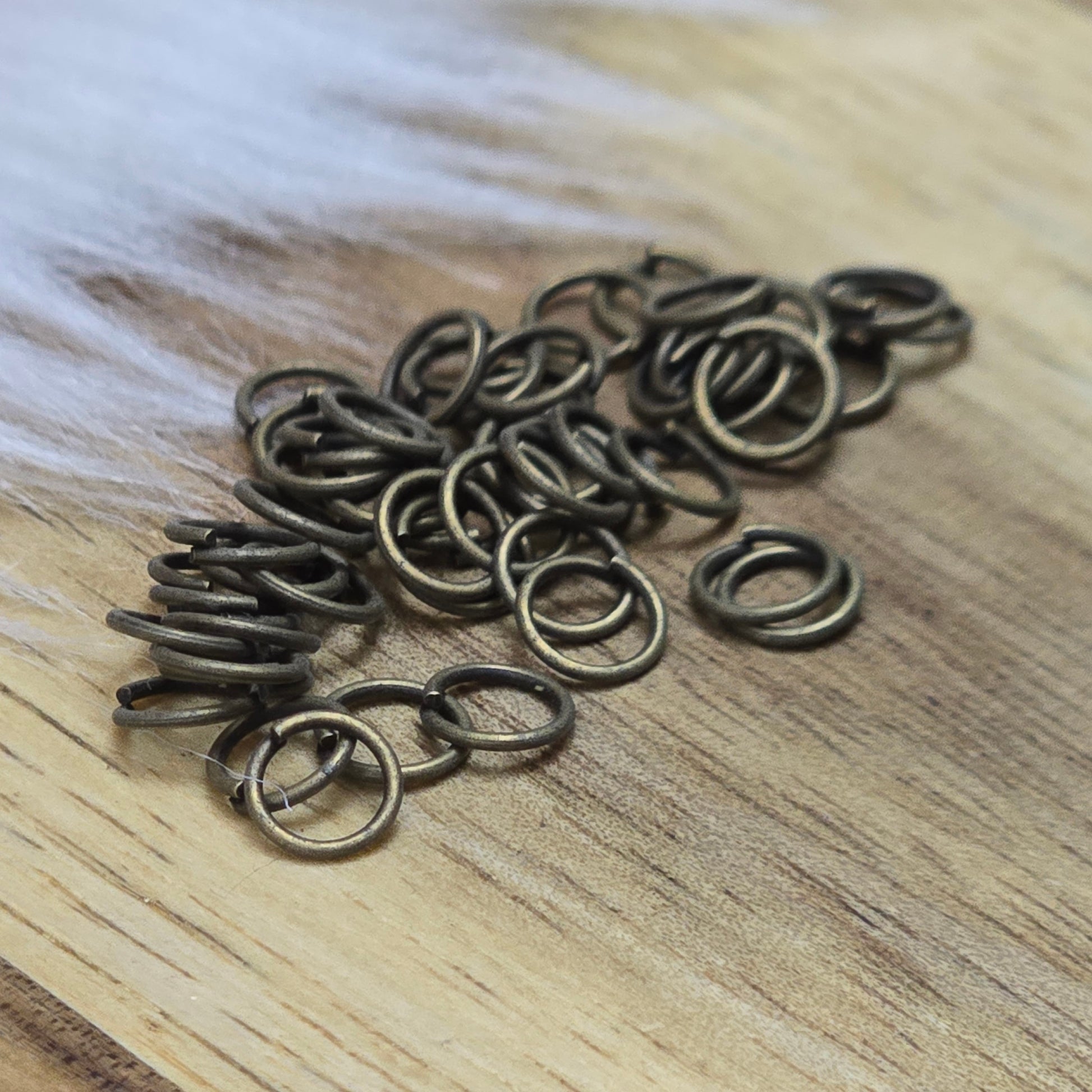 Das Bild zeigt 50 offene Biegeringe in antik bronzefarbig mit einem Durchmesser von 4,6 mm. Die Ringel sind ein unverzichtbares Zubehör für die Schmuckherstellung. Ideal um Charms und Verschlüsse zuverlässig zu befestigen.