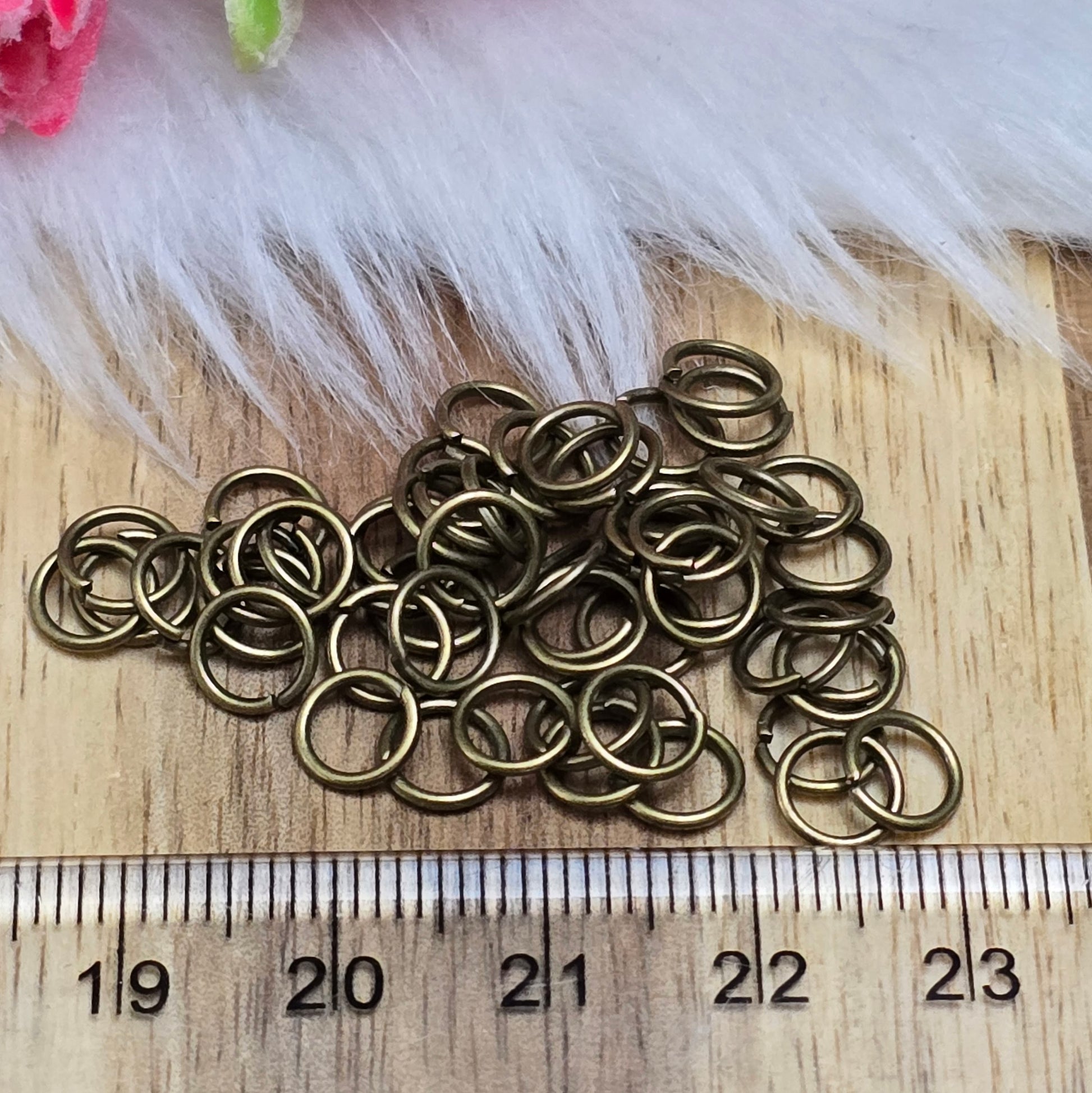 Das Bild zeigt 50 offene Biegeringe in antik bronzefarbig mit einem Durchmesser von  sind ein unverzichtbares Zubehör für die Schmuckherstellung. Ideal um Charms und Verschlüsse zuverlässig zu befestigen.,5mm. Die Verbindungsringe 