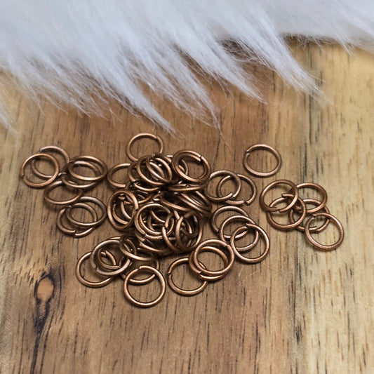 Das Bild zeigt 50 offene Biegeringe in antik kupferfarbig mit einem Durchmesser von 5mm, ein unverzichtbares Zubehör für die Schmuckherstellung. Ideal um Charms und Verschlüsse zuverlässig zu befestigen.
