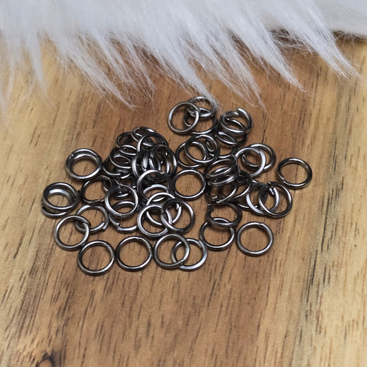 Das Bild zeigt 50 offene Biegeringe in gunmetal black mit einem Durchmesser von 5mm, ein unverzichtbares Zubehör für die Schmuckherstellung. Ideal um Charms und Verschlüsse zuverlässig zu befestigen.