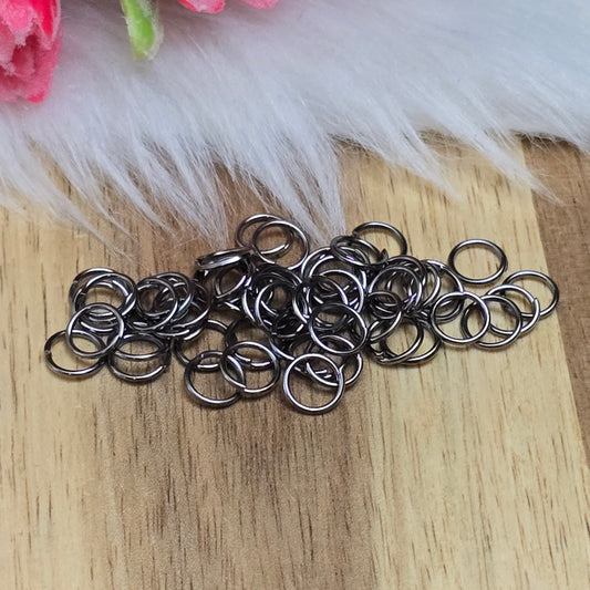Das Bild zeigt 50 offene Biegeringe in gunmetal black mit einem Durchmesser von 6mm. Die Verbindungsringe sind ein unverzichtbares Zubehör für die Schmuckherstellung. Ideal um Charms und Verschlüsse zuverlässig zu befestigen.