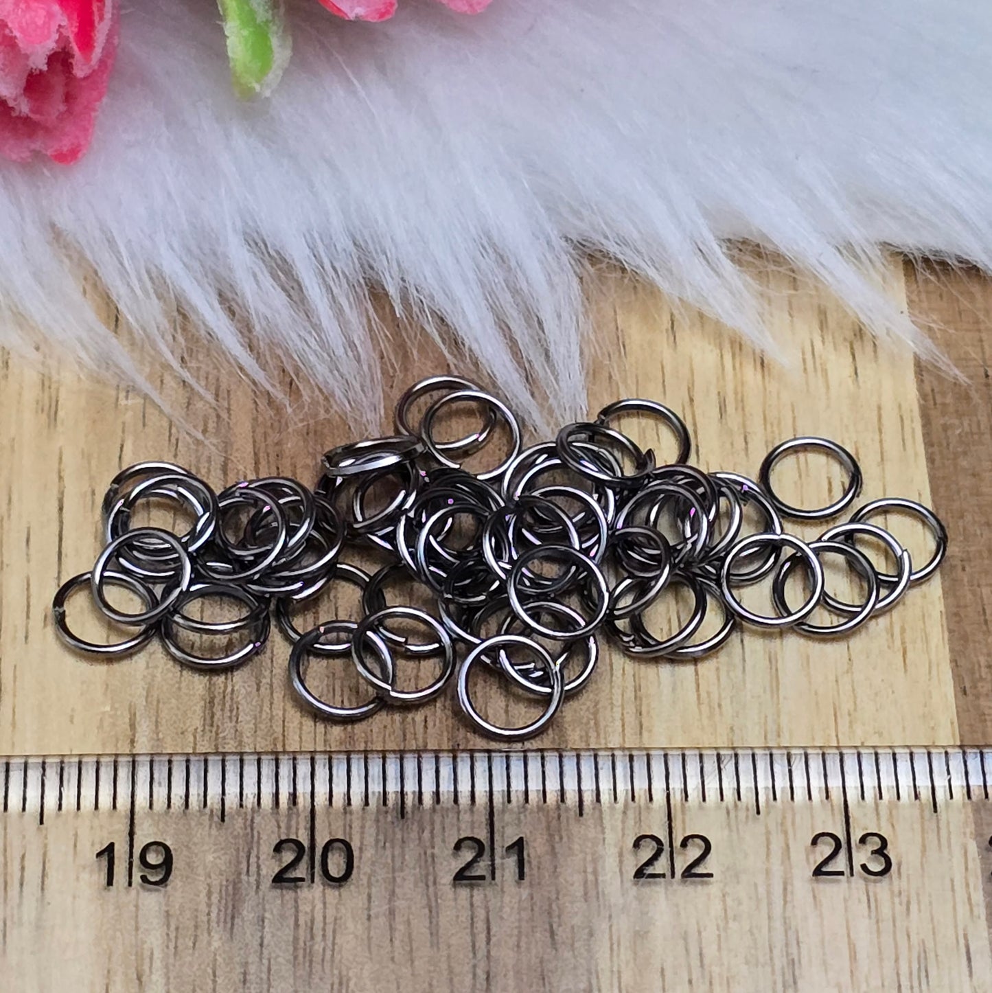 Das Bild zeigt 50 offene Biegeringe in gunmetal black mit einem Durchmesser von 6mm. Die Verbindungsringe sind ein unverzichtbares Zubehör für die Schmuckherstellung. Ideal um Charms und Verschlüsse zuverlässig zu befestigen.