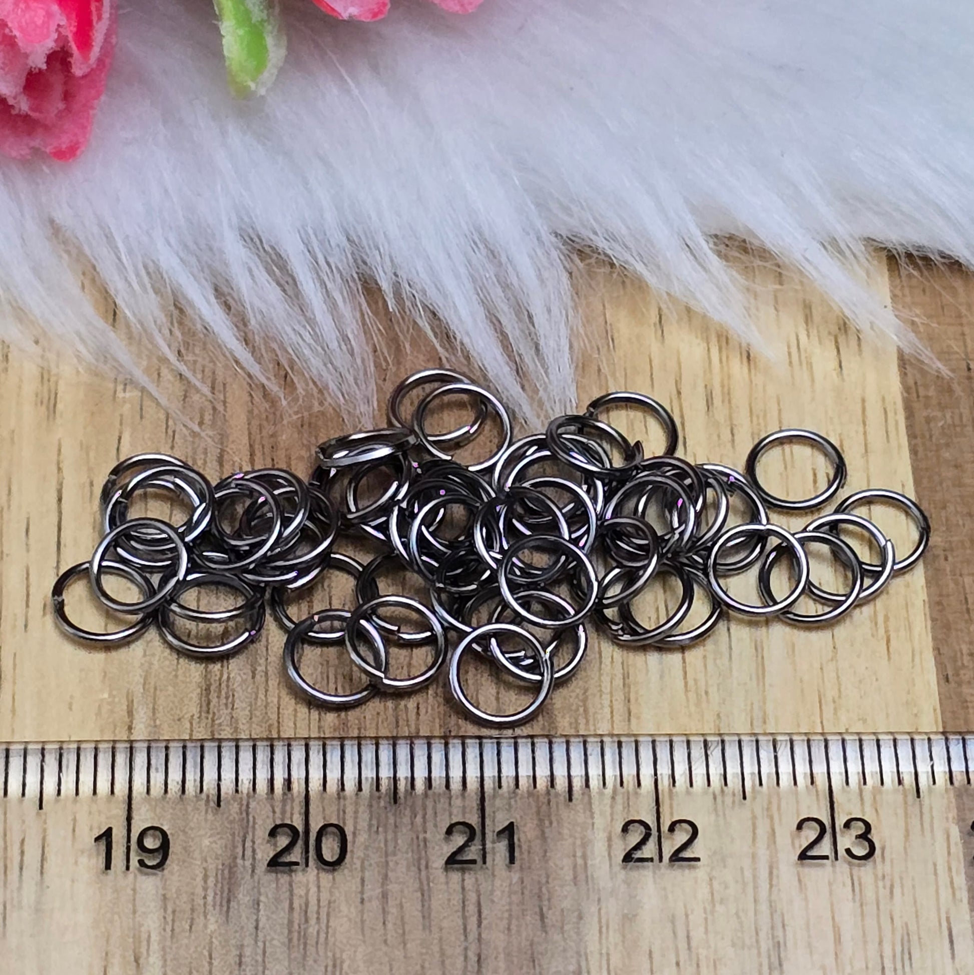 Das Bild zeigt 50 offene Biegeringe in gunmetal black mit einem Durchmesser von 6mm. Die Verbindungsringe sind ein unverzichtbares Zubehör für die Schmuckherstellung. Ideal um Charms und Verschlüsse zuverlässig zu befestigen.