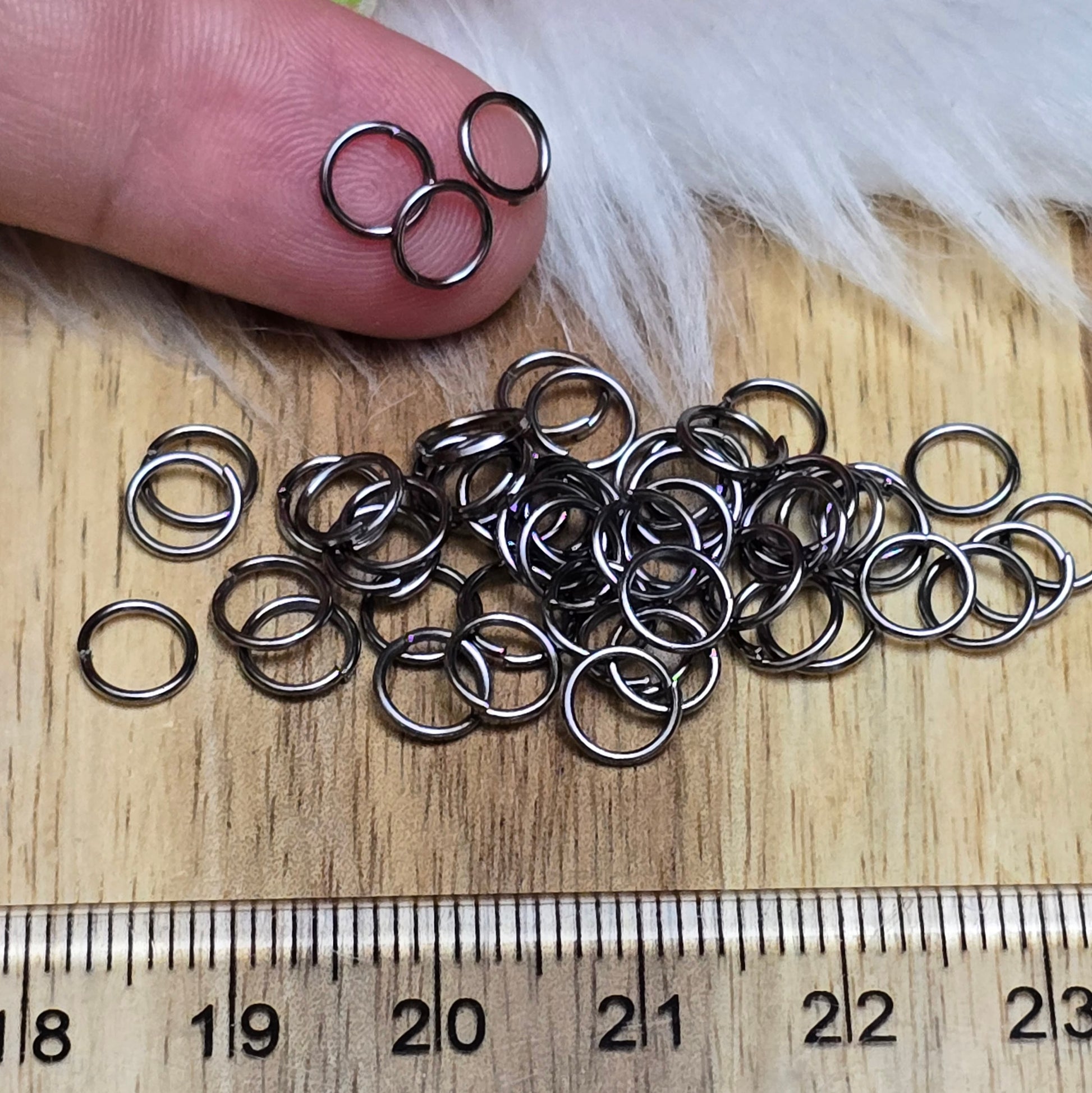 Das Bild zeigt 50 offene Biegeringe in gunmetal black mit einem Durchmesser von 6mm. Die Verbindungsringe sind ein unverzichtbares Zubehör für die Schmuckherstellung. Ideal um Charms und Verschlüsse zuverlässig zu befestigen.