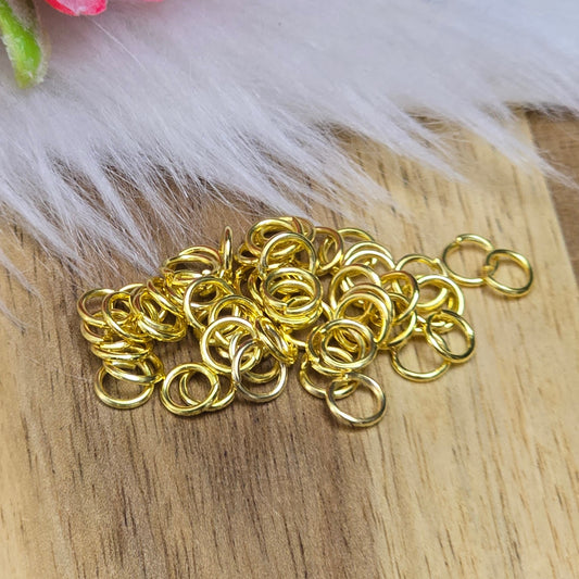 Das Bild zeigt 50 offene Biegeringe in vergoldet. Die Ringel sind ein unverzichtbares Zubehör für die Schmuckherstellung. Ideal um Charms und Verschlüsse zuverlässig zu befestigen.