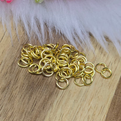 Das Bild zeigt 50 offene Biegeringe in vergoldet. Die Ringel sind ein unverzichtbares Zubehör für die Schmuckherstellung. Ideal um Charms und Verschlüsse zuverlässig zu befestigen.