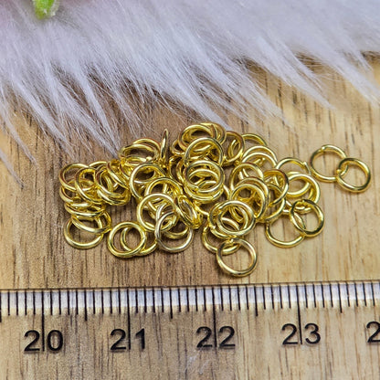 Das Bild zeigt 50 offene Biegeringe in vergoldet. Die Ringel sind ein unverzichtbares Zubehör für die Schmuckherstellung. Ideal um Charms und Verschlüsse zuverlässig zu befestigen.