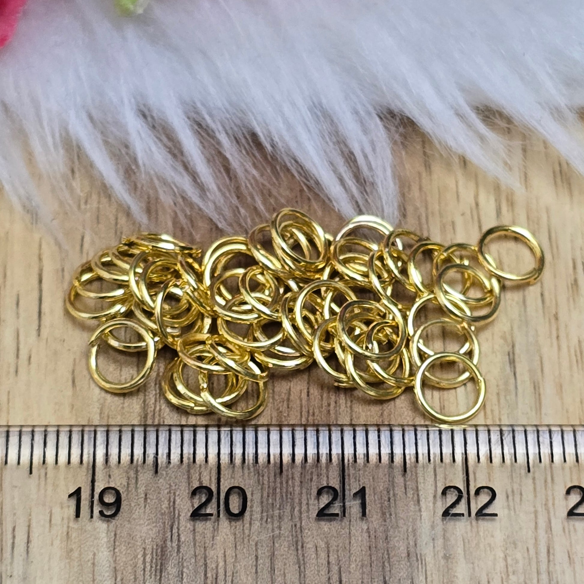 Das Bild zeigt 50 offene Biegeringe mit einem Durchmesser von 6 mm – ideal für deine Schmuckprojekte! Die vergoldeten Ringe überzeugen nicht nur durch ihre edle Optik, sondern auch durch ihre Vielseitigkeit. Ob als Anhängerösen für Kettenanhänger oder als Verbindungsringe in verschiedenen Schmuckdesigns – sie lassen sich flexibel einsetzen.