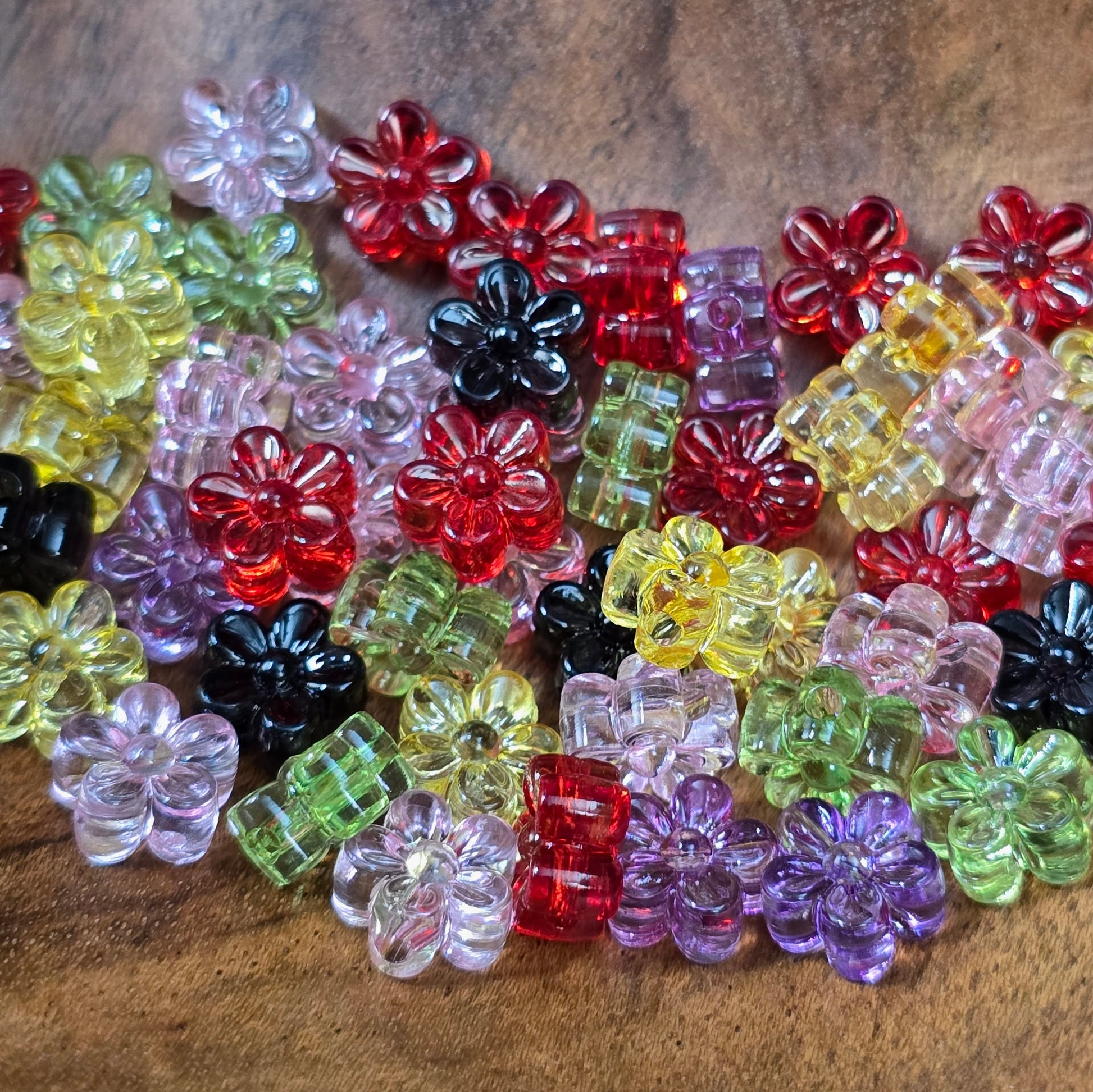 50 transparente Acrylperlen in zarter Blumenform, 9 mm – ideal für Schmuck, Streudeko, Bastelprojekte & DIY. Farben im Farbmix, zufällig sortiert. Artikel-Nr. 401-011.