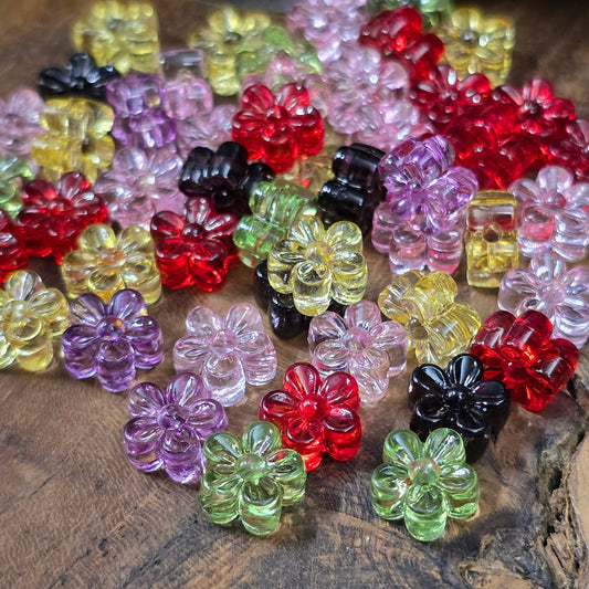 50 transparente Acrylperlen in zarter Blumenform, 9 mm – ideal für Schmuck, Streudeko, Bastelprojekte & DIY. Farben im Farbmix, zufällig sortiert. Artikel-Nr. 401-011.