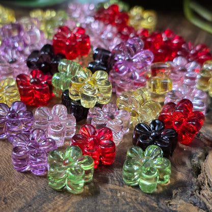 50 transparente Acrylperlen in zarter Blumenform, 9 mm – ideal für Schmuck, Streudeko, Bastelprojekte & DIY. Farben im Farbmix, zufällig sortiert. Artikel-Nr. 401-011.