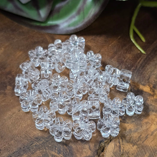 50 transparente Acrylperlen in zarter Blumenform – perfekt für Schmuck, Streudeko & Bastelideen. Leicht, klar und vielseitig einsetzbar.