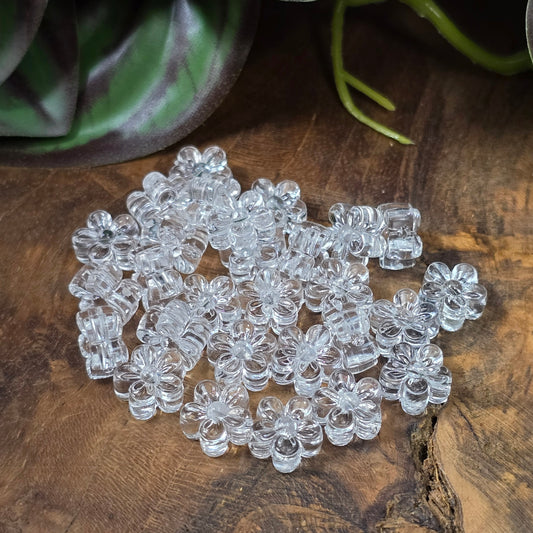 50 transparente Acrylperlen in zarter Blumenform – perfekt für Schmuck, Streudeko & Bastelideen. Leicht, klar und vielseitig einsetzbar.
