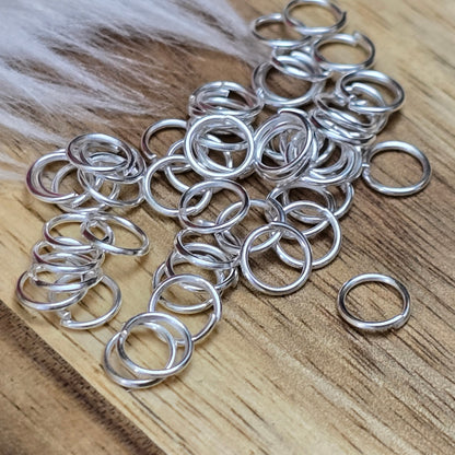 Das Bild zeigt 50 offene Biegeringe in versilbert mit einem Durchmesser von 6mm. Die Verbindungsringe sind ein unverzichtbares Zubehör für die Schmuckherstellung. Ideal um Charms und Verschlüsse zuverlässig zu befestigen.