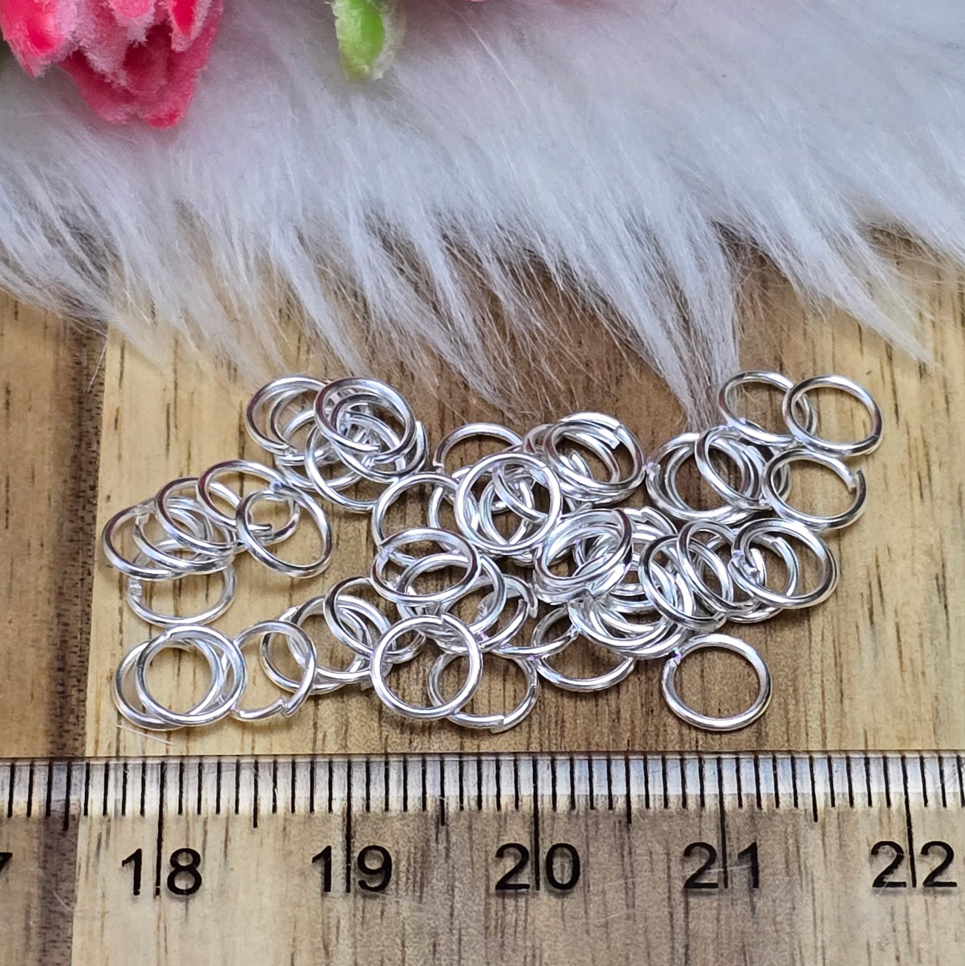 Das Bild zeigt 50 offene Biegeringe in versilbert mit einem Durchmesser von 6mm. Die Verbindungsringe sind ein unverzichtbares Zubehör für die Schmuckherstellung. Ideal um Charms und Verschlüsse zuverlässig zu befestigen.