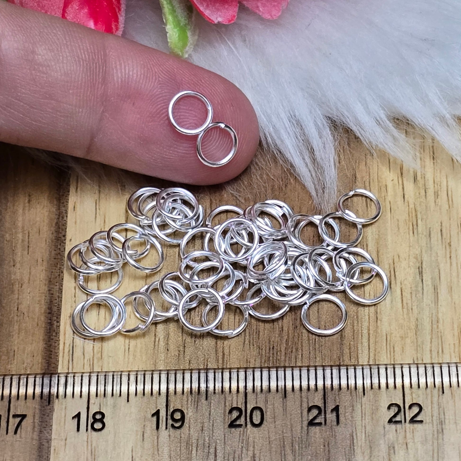 Das Bild zeigt 50 offene Biegeringe in versilbert mit einem Durchmesser von 6mm. Die Verbindungsringe sind ein unverzichtbares Zubehör für die Schmuckherstellung. Ideal um Charms und Verschlüsse zuverlässig zu befestigen.