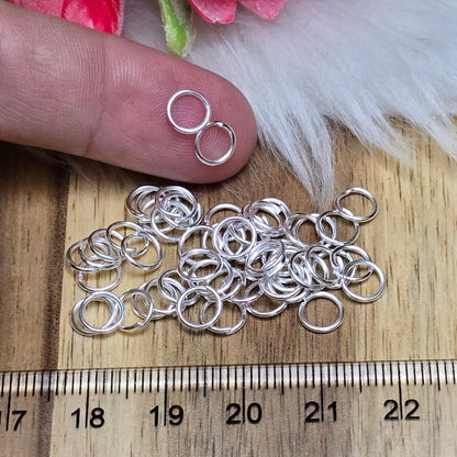 Das Bild zeigt 50 offene Biegeringe in versilbert mit einem Durchmesser von 6mm. Die Verbindungsringe sind ein unverzichtbares Zubehör für die Schmuckherstellung. Ideal um Charms und Verschlüsse zuverlässig zu befestigen.